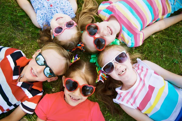 Dzieci w okularach przeciwsłonecznych — Zdjęcie stockowe