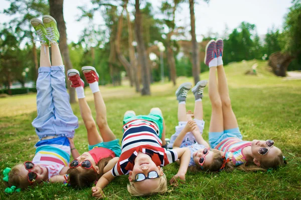 Les enfants passent leurs loisirs dans le parc — Photo