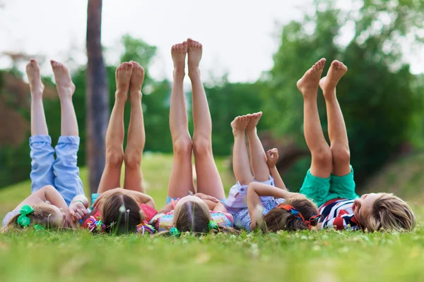 Crianças amigáveis com pernas levantadas — Fotografia de Stock