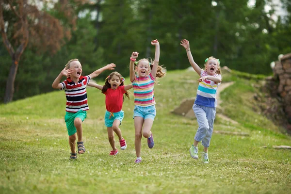 Crianças extáticas correndo — Fotografia de Stock