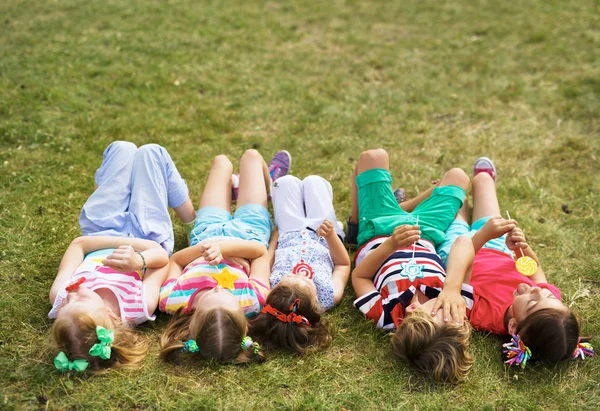 Enfants mignons avec des sucettes — Photo