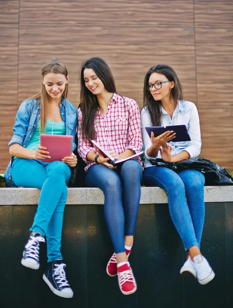 Три студента колледжа — стоковое фото