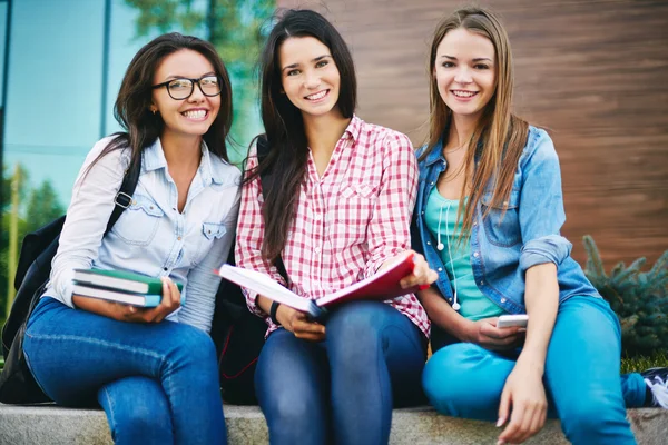 Drei hübsch lächelnde Studenten — Stockfoto