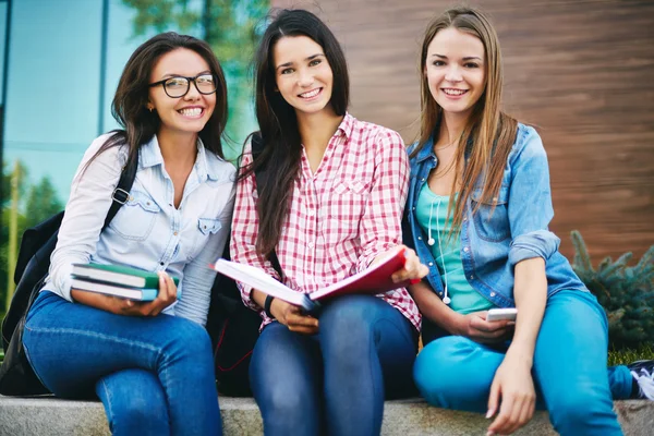 Tři studenti docela usměvavá — Stock fotografie