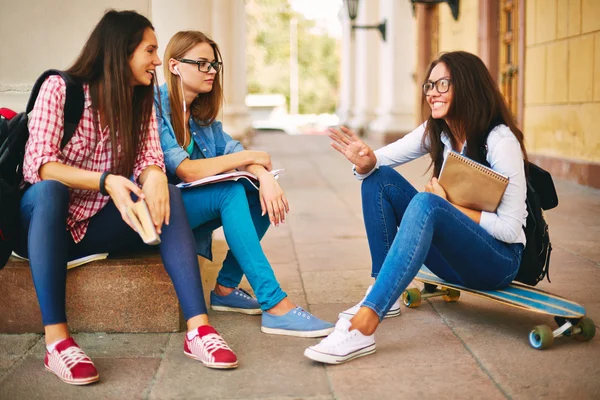 Drie meisjes zitten en chatten — Stockfoto