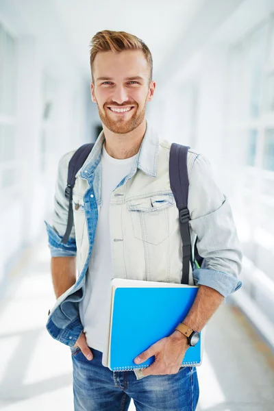 Sorridente studente universitario — Foto Stock