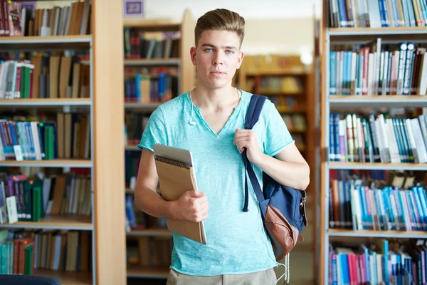 Ragazzo serio con zaino — Foto Stock