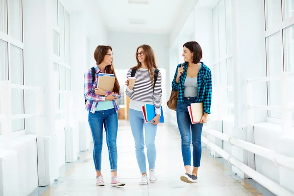 Gelukkig meisjes lopen door gang — Stockfoto