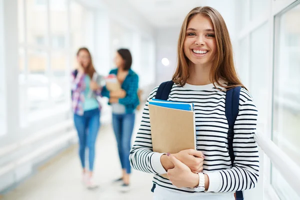 Smiing estudante universitário feminino — Fotografia de Stock