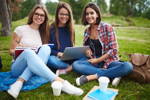 Drei lässige Freundinnen — Stockfoto