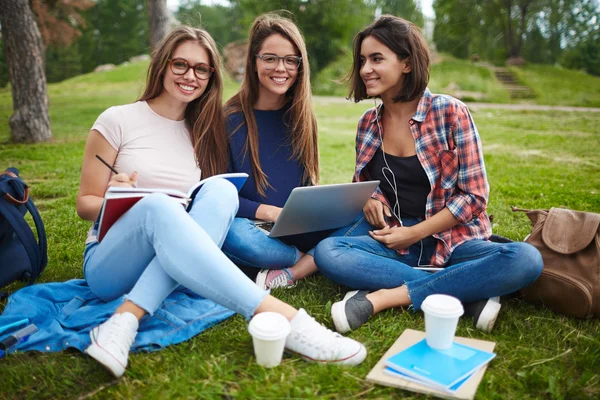 Meninas bonitas fazendo tarefas da faculdade — Fotografia de Stock