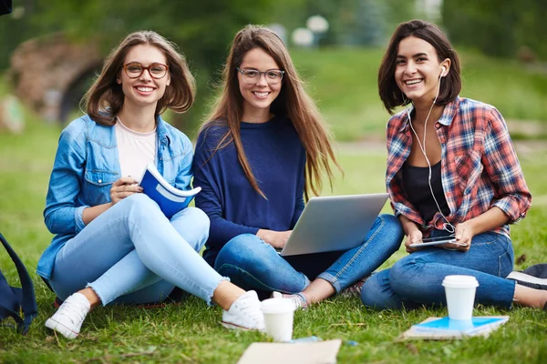 Drie meisjes doorbrengen vrijetijdsbesteding in park — Stockfoto