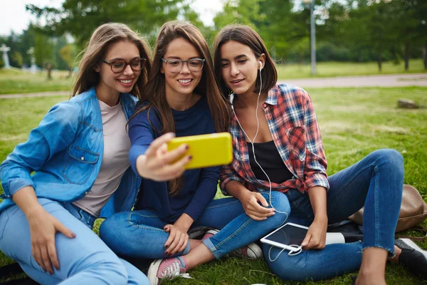Moderne Mädchen mit Smartphone — Stockfoto