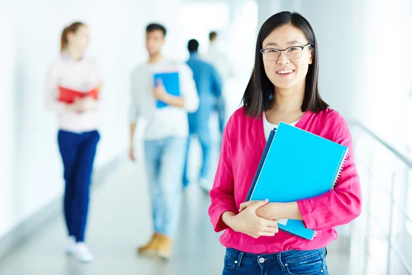 Portret uśmiechający się studenta — Zdjęcie stockowe