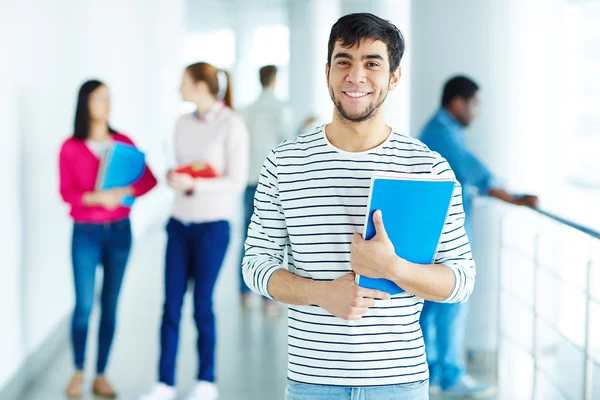 Sorrindo estudante universitário masculino — Fotografia de Stock