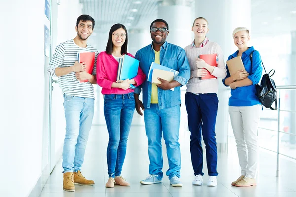 Grupo feliz de colegas de classe — Fotografia de Stock