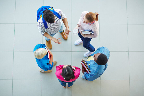 Вид студентов колледжа под высоким углом
