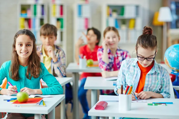 Dzieci w wieku szkolnym siedzi na biurka — Zdjęcie stockowe