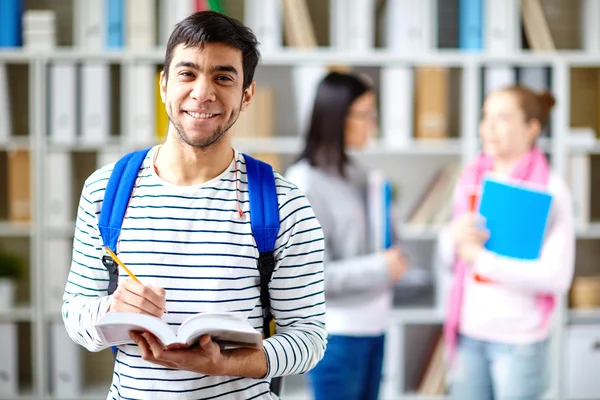 Estudante universitário sorridente — Fotografia de Stock