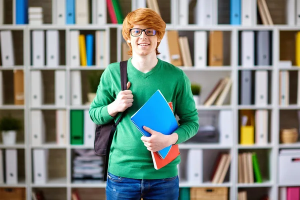 Porträt eines intelligenten und selbstbewussten Studenten — Stockfoto
