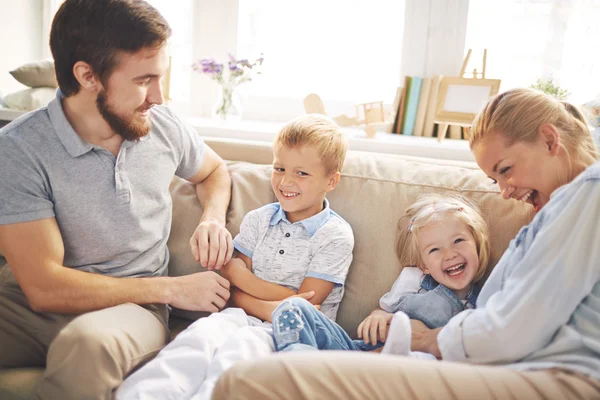 Genitori con due figli — Foto Stock