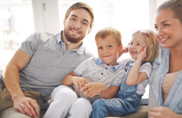 Vrolijke vrolijke gezin van vier — Stockfoto