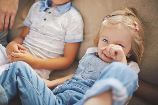 Schattig klein blonde blauwogige meisje — Stockfoto