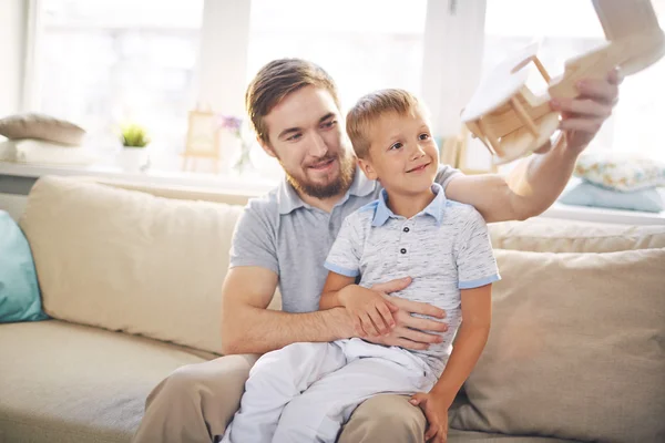 Young man holding son — Stock Photo, Image