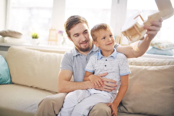 Junger Mann hält Sohn — Stockfoto