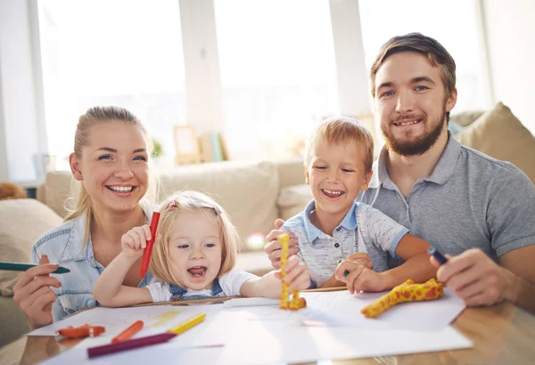 Junge Familie mit Kindern — Stockfoto