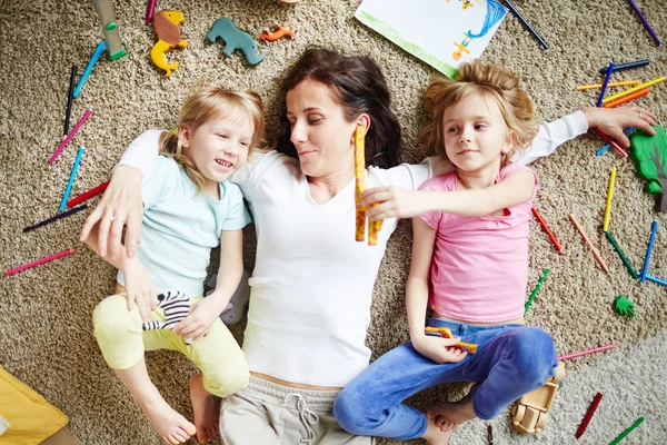 Zusters spelen samen met moeder — Stockfoto