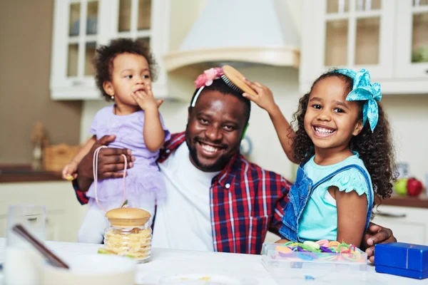 Niñas jugando con padre —  Fotos de Stock