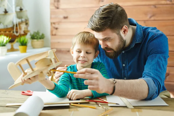 Father explaining his son structure of detail — Stock Photo, Image