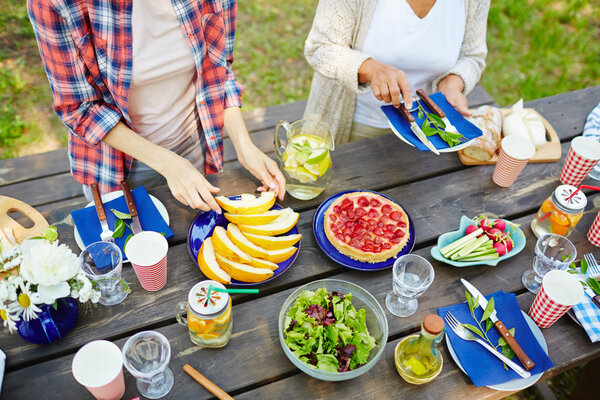 Человеческие руки во время приготовления пищи
 