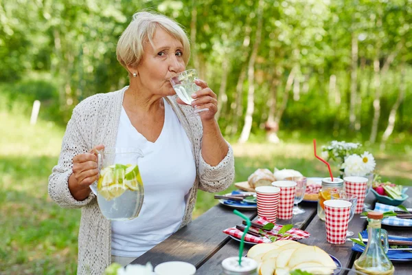 Sete donna matura bere limonata — Foto Stock