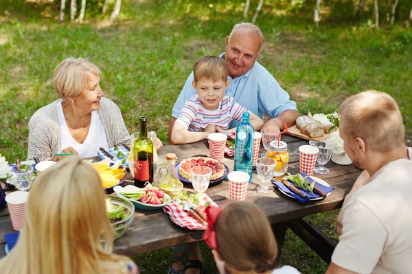 Grande famille assise près de la table — Photo