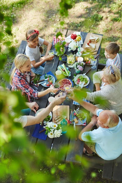 Aile sağlıklı yemek yiyor. — Stok fotoğraf