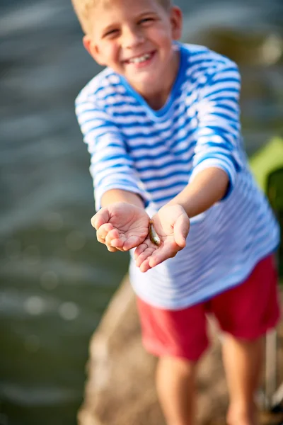 かわいい男の子を示す小さな魚 — ストック写真