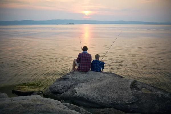 Dva rybáři sedí na kameni — Stock fotografie