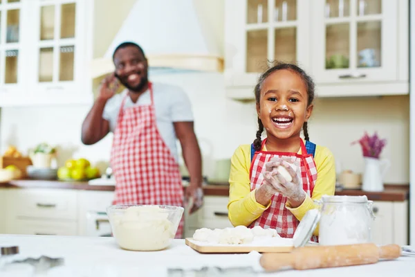 Meisje koken voor haar vader — Stockfoto