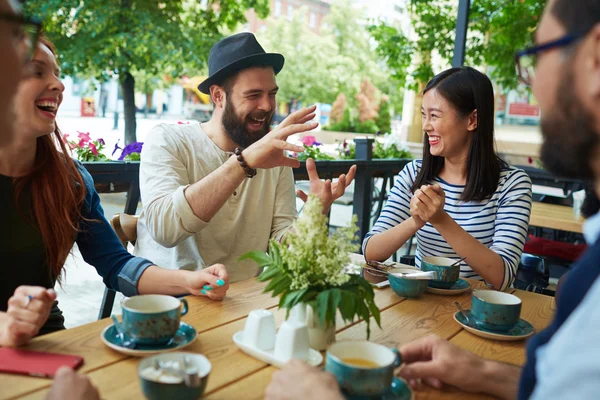 Uomo in cappello raccontare storia divertente — Foto Stock