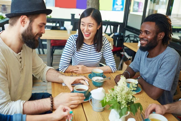 Three friends laughing during conversation — Stock Photo, Image