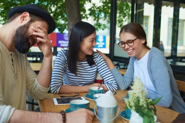 Grupo de amigos disfrutando en la cafetería —  Fotos de Stock