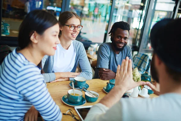 Amigos tomando té en la cafetería — Foto de Stock