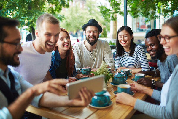 Группа счастливых друзей
