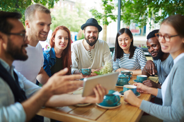 Счастливые друзья смотрят на информацию
