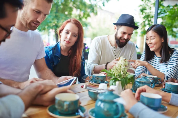 Friendly people having hangout — Stock Photo, Image