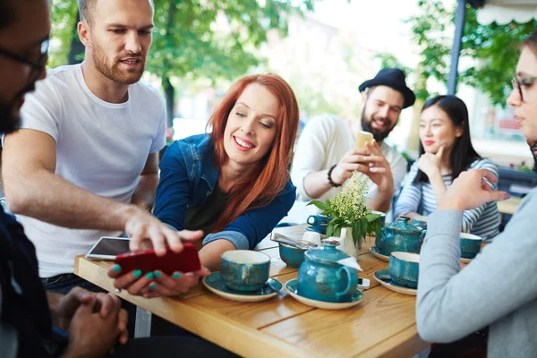 Woman showing her smartphone — Stock Photo, Image