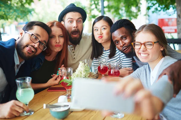 Group of freinds making selfie — Stock Photo, Image