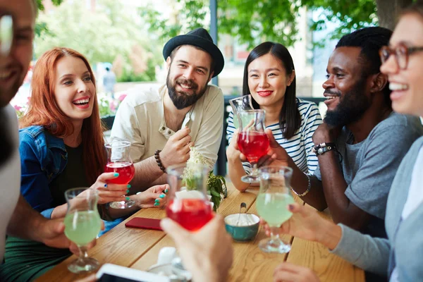 Happy friends sitting at cafe — Stock Photo, Image